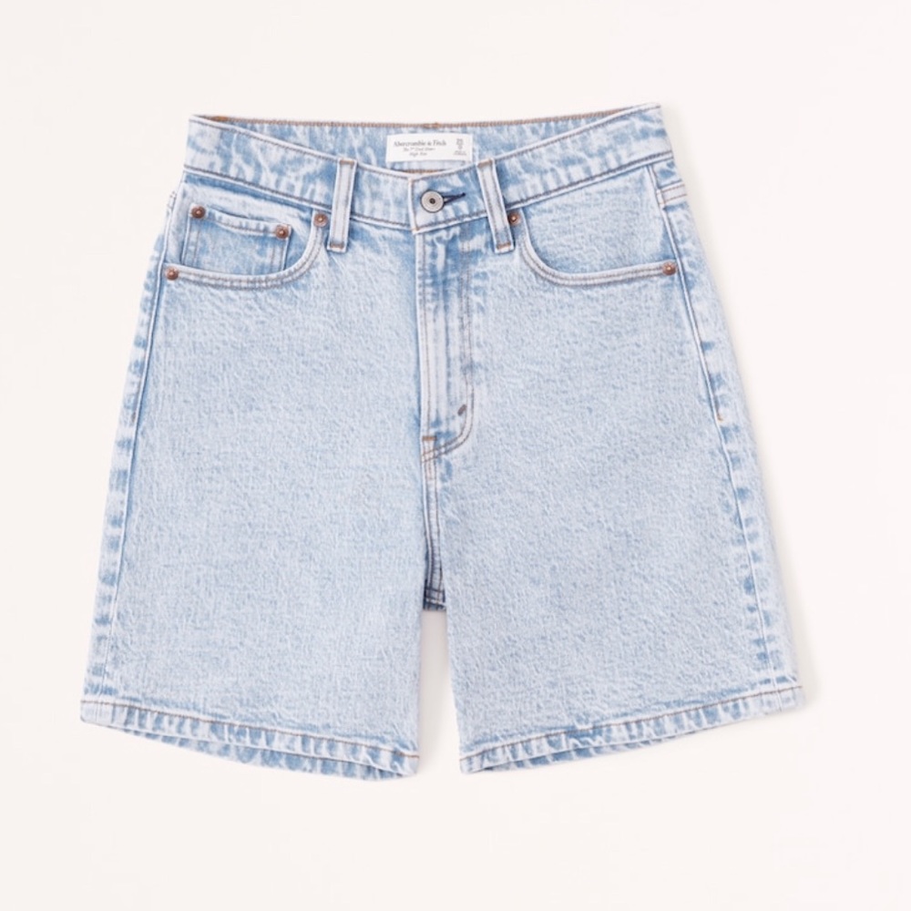 Light wash denim “Dad” short